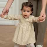 Dirkje - Beige jurk met stippenprint