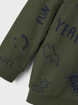 Name it - Kakikleurige sweater met een stoere print