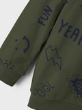 Name it - Kakikleurige sweater met een stoere print