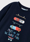 Mayoral - Donkerblauwe T-shirt met lange mouwen met skateboards