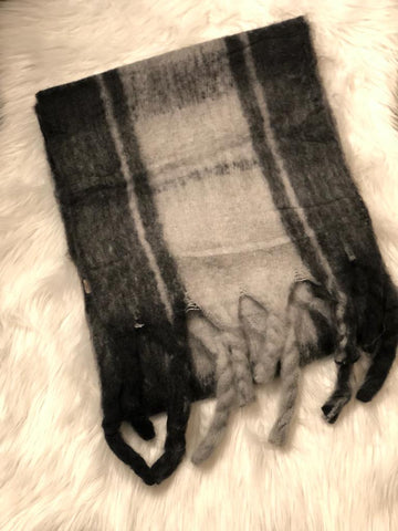 Zwart met grijs geruite sjaal